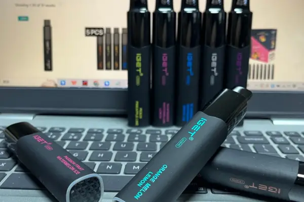 Close-up of the IGET Legend vape, highlighting its build quality and mouthpiece during the performance test.